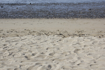 It is a beach with tidal flats and sandy beaches.
