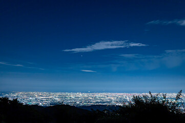 Fototapeta na wymiar 六甲山頂の星空と夜景