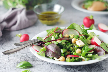 Green salad with asparagus and radish