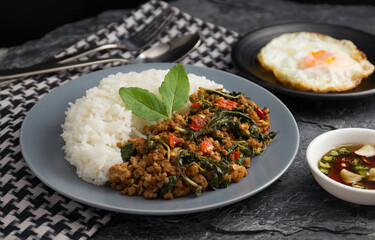 stir fried thai basil with minced pork with fried egg