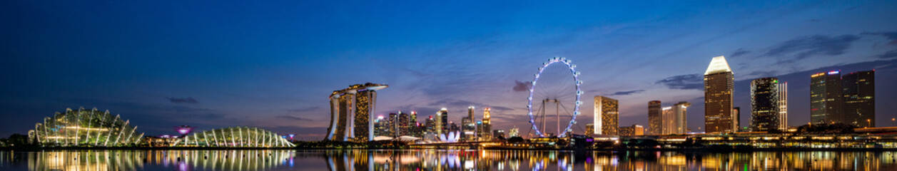 Fototapeta premium Panoramic view of Singapore Marina Bay area and CBD district at Magic hour.