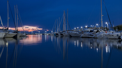 Paisaje del puerto deportivo de Roses, Alt  Empordà, Cataluña al atardecer . Hora azul con una...