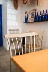 Silla marrón claro en restaurante de barrio