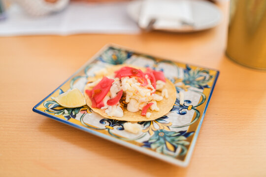 Taco de cochinita recien hecho emplatado en plato decorativo