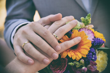 hand mit eherimngen mann frau ehemann ehefrau ehepaar ehe heiraten hochzeit