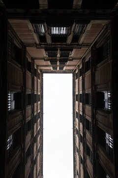 Vista nadir de las fachadas de un edificio