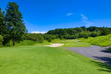 青空のゴルフ場・大きなバンカーやコブの丘があり難しいコースの眺め（千葉県木更津市）