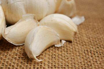 Fototapeta na wymiar close up pf garlic on white background,