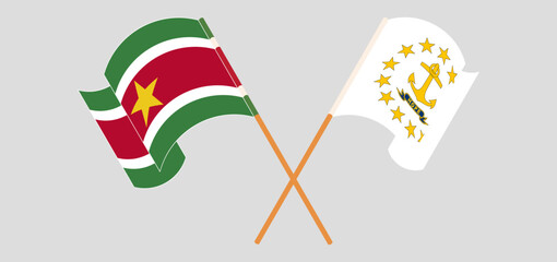 Obraz premium Crossed and waving flags of Suriname and the State of Rhode Island