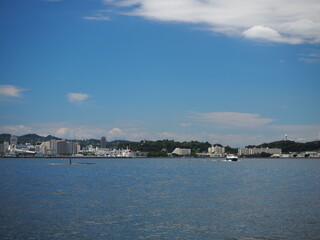 船の上から見た横須賀の町