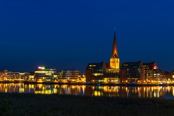 Blick über die Warnow auf die Hansestadt Rostock am Abend