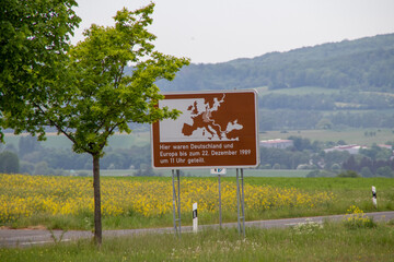 Ein Schild an der ehemaligen Grenze