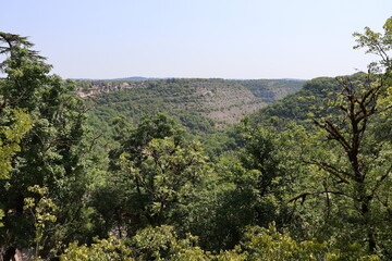 Paysage de collines autour de Rocamadour, village de Rocamadour, département du Lot, France