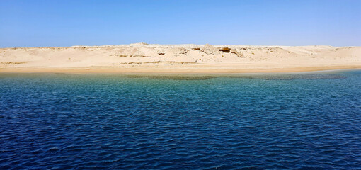 meraviglioso e rilassante panorama estivo delle coste lungo il mar Rosso in Egitto
