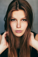 Obraz premium young brunette woman looking in camera