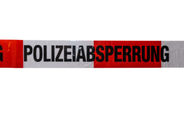 Absperrband rot weiß mit Schriftzug Polizeiabsperrung freigestellt auf weißem Hintergrund