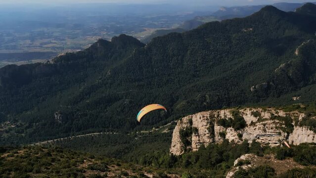 Parapente naranja despegando