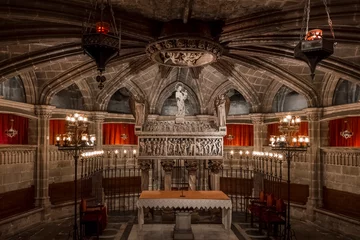 Foto op Plexiglas underground crypt of santa eulalia in barcelona cathedral, gothic cathedral © Fernikon