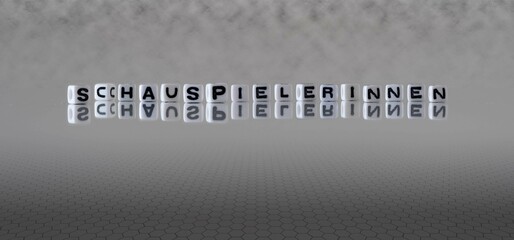 schauspielerinnen Wort oder Konzept dargestellt durch schwarze und weiße Buchstabenwürfel auf einem grauen Horizonthintergrund