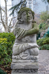 Fototapeta na wymiar statue of a person in a garden