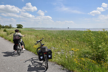 Frau mit Fahrrad am Elbestrand 