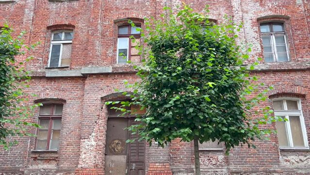 PANORAMA Z ZEWNĄTRZ FASADY STAREGO BUDYNKU.
TŁO, FASADA BUDYNKU Z CEGŁY.