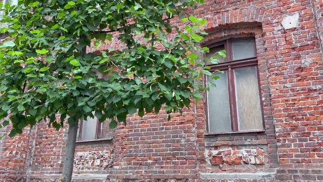 PANORAMA Z ZEWNĄTRZ FASADY STAREGO BUDYNKU.
TŁO, FASADA BUDYNKU Z CEGŁY.