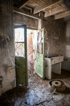porte taudis abandonn&eacute;