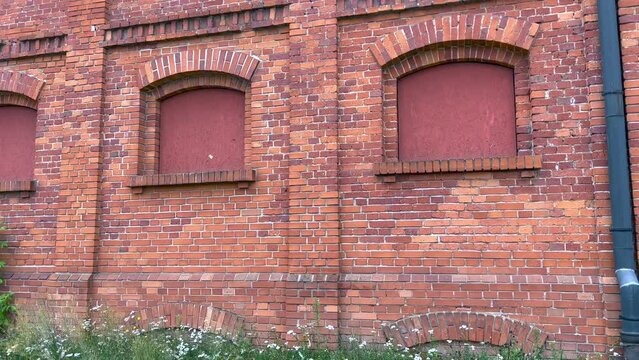 PANORAMA Z ZEWNĄTRZ FASADY STAREGO BUDYNKU.
TŁO, FASADA BUDYNKU Z CEGŁY.