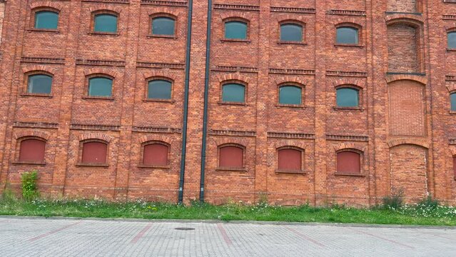 PANORAMA Z ZEWNĄTRZ FASADY STAREGO BUDYNKU.
TŁO, FASADA BUDYNKU Z CEGŁY.