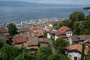 Fototapeta na wymiar View of the town of Thonon les Bains in France with its port 