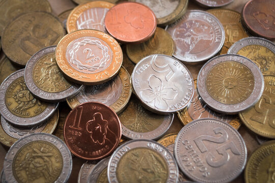 Monedas de pesos argentinos amontonadas unas sobre otras. monedas brillosas