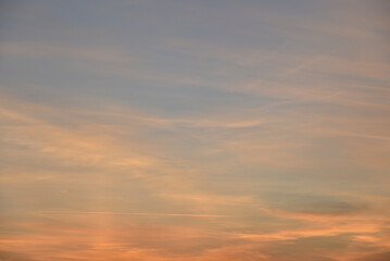 Obraz premium A colorful blue-pink sunset on a summer evening. Beautiful horizon with summer sunset sun. Beautiful sunset colors and colorful clouds.