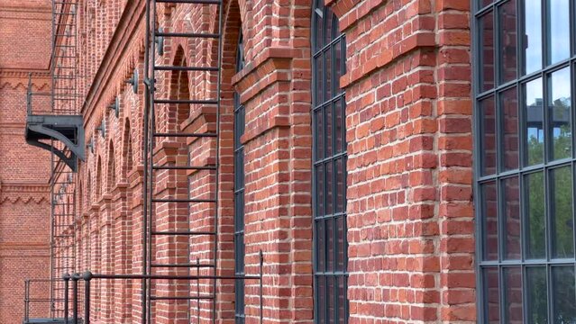 PANORAMA Z ZEWNĄTRZ FASADY STAREGO BUDYNKU
