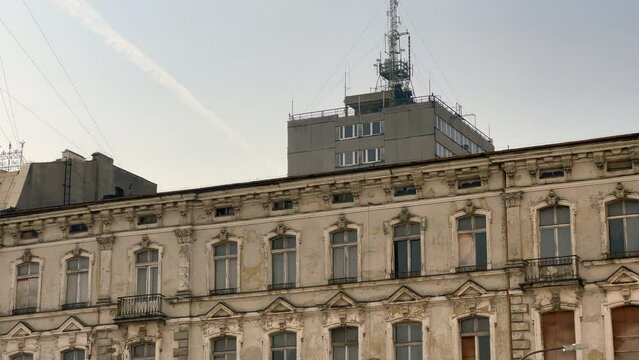 PANORAMA Z ZEWNĄTRZ FASADY STAREGO BUDYNKU