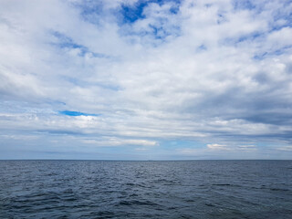 Obraz premium Seascape Sea with calm water and white clouds