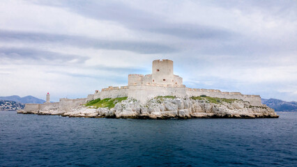 Fototapeta na wymiar Chateau d'if in the sea near Marseilles 