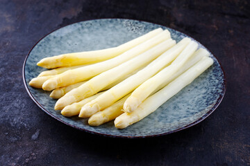 Traditionell gedämpfter weißer Spargel serviert als Nahaufnahme auf einemnordisch Design Teller