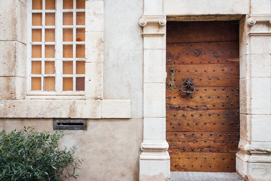 une vieille porte m&eacute;di&eacute;vale en bois clout&eacute;e. Une porte et une fen&ecirc;tre datant de la Renaissance.
