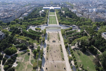 Vue a&eacute;rienne de la place du champ de Mars &agrave; Paris