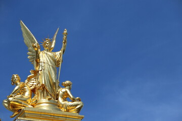 Statue dorée du Palais Garnier, l’Opéra National de Paris - obrazy, fototapety, plakaty