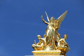 Fototapeta Statue dorée du Palais Garnier, l’Opéra National de Paris obraz