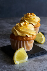 lemon cream cake with fruit slices
