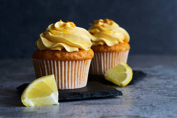 lemon cream cake with fruit slices
