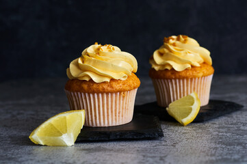 lemon cream cake with fruit slices
