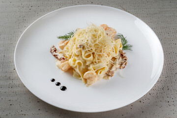 A plate of delicious shrimp alfredo with garlic and cream sauce over pasta.