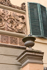 Relief von Angelo Biscarini an der Fassade des ehemaligen Romizzi-Palastes