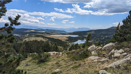 Fototapeta na wymiar vue aérienne sur une vallée avec des lacs au milieu des montagnes