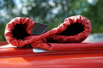 Gefaltetes Rolldach in Rot einer französischen Kleinwagen Legende im Sommer bei Sonnenschein am...