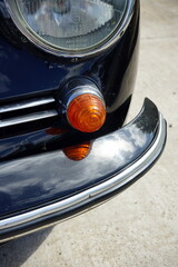 Blinker in Orange über der Stoßstange eines Porsche 356 Carrera Coupé der Fünfzigerjahre in...